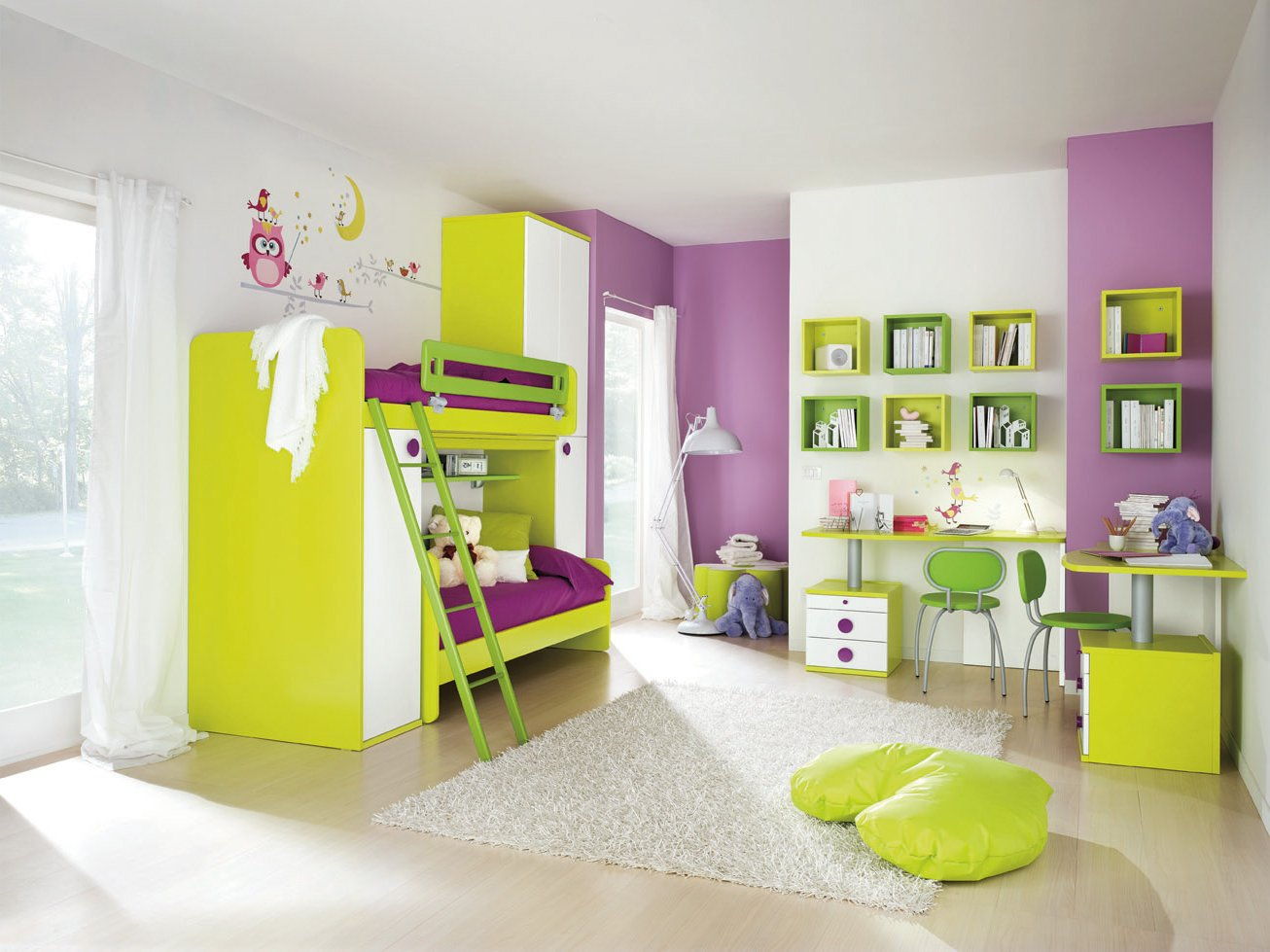мебель разных цветов в комнате
