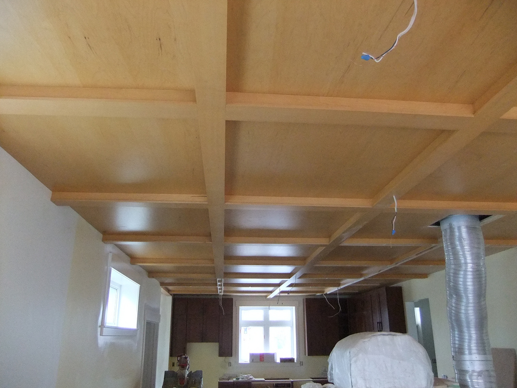 Практичный потолок из фанеры — 4 типа материала