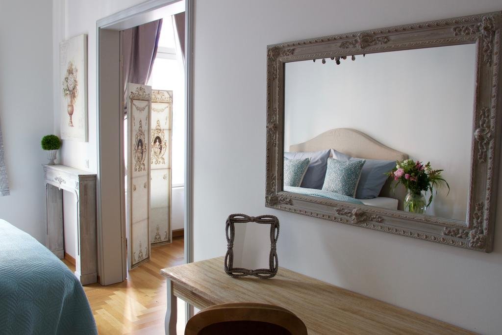 Зеркало в спальне: правила размещения, современный дизайн, фото новинок