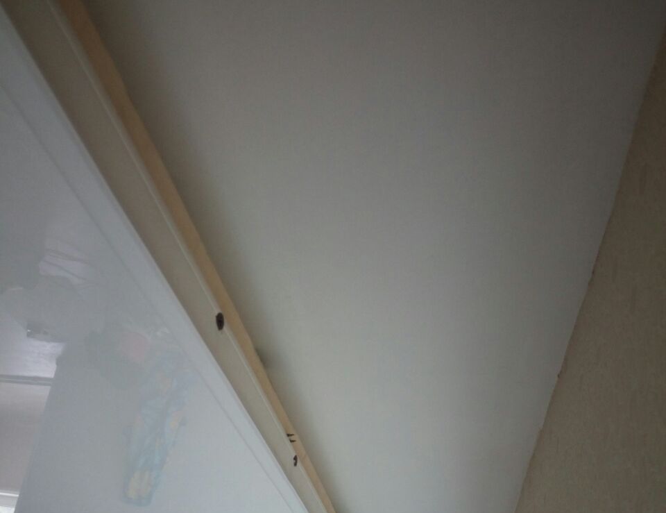 Организация ниши под карниз в натяжном потолке: фото интерьеров