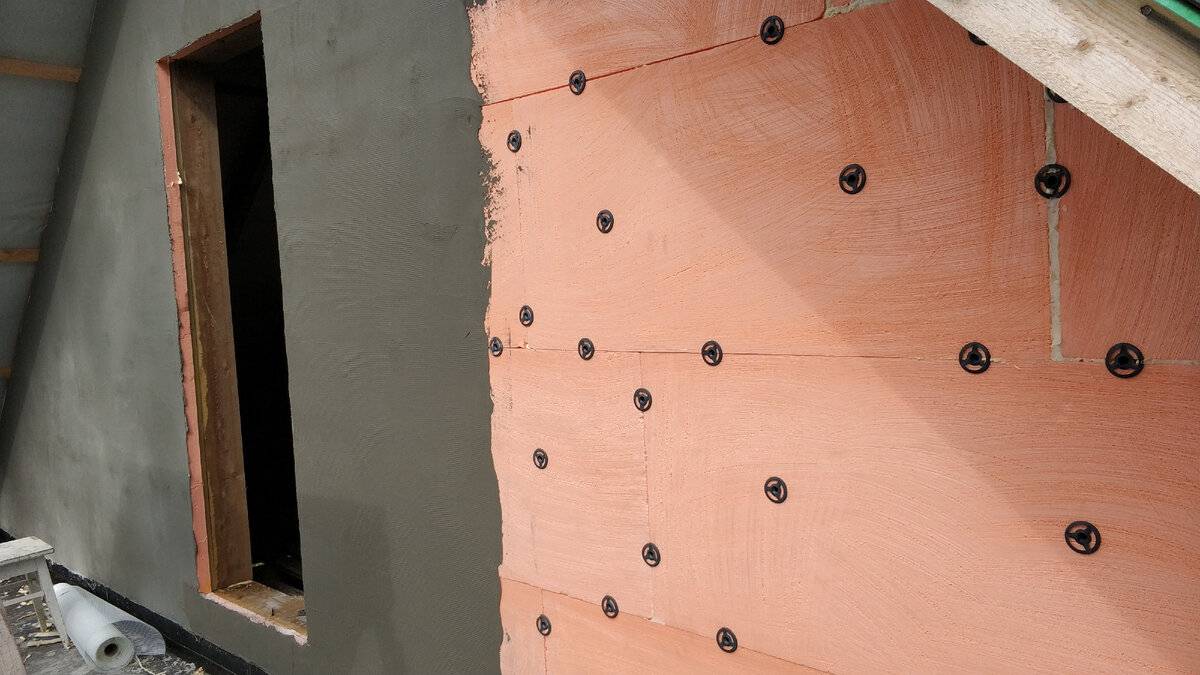 Штукатурка по пеноплексу фасада снаружи и стен внутри помещения: виды, технология