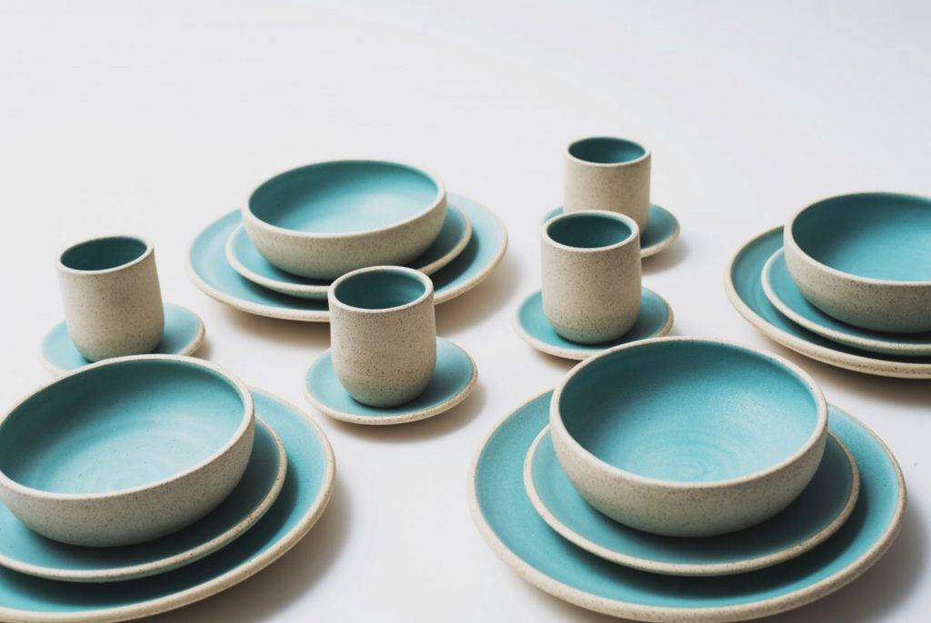 Своеобразная платформа из керамической посуды от Yusuke Seki