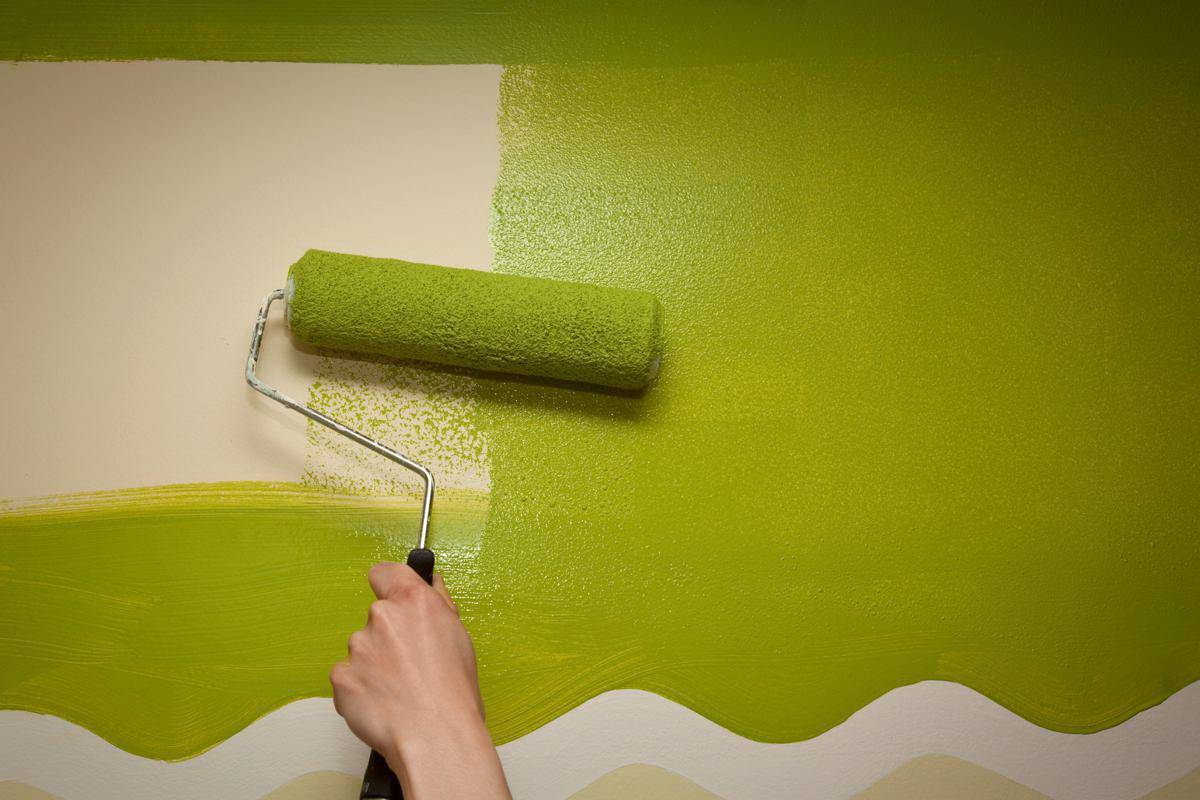 Покраска стен водоэмульсионной краской: тонкости подготовки, правила работы валиком и краскопультом.