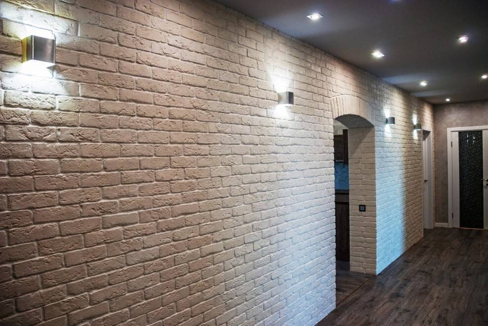 Инструкция, как покрасить гипсовую стену. особенности работы с плиткой и декоративным камнем