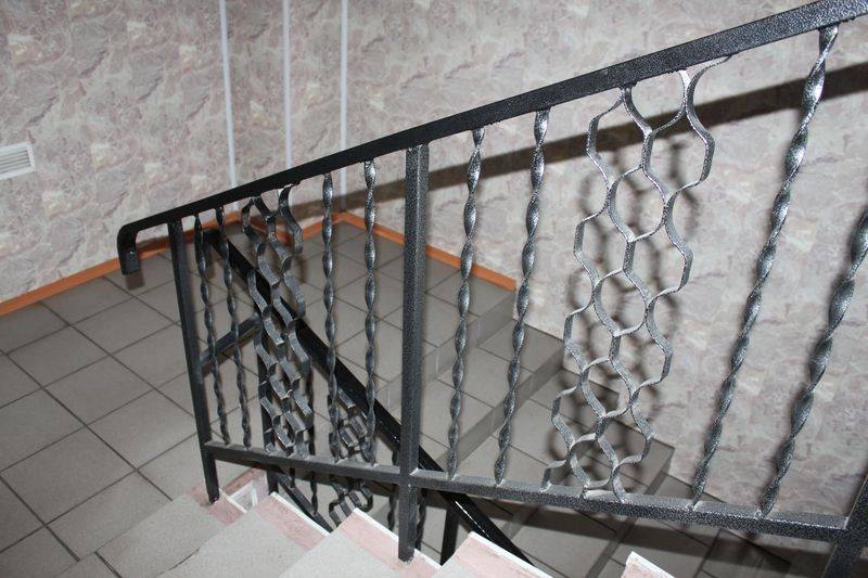 Перила для лестницы, ограждения из металла - фото конструкций