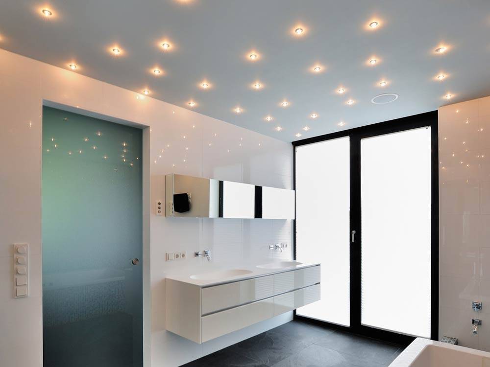 5 способов создать уютное освещение в ванной комнате с натяжным потолком