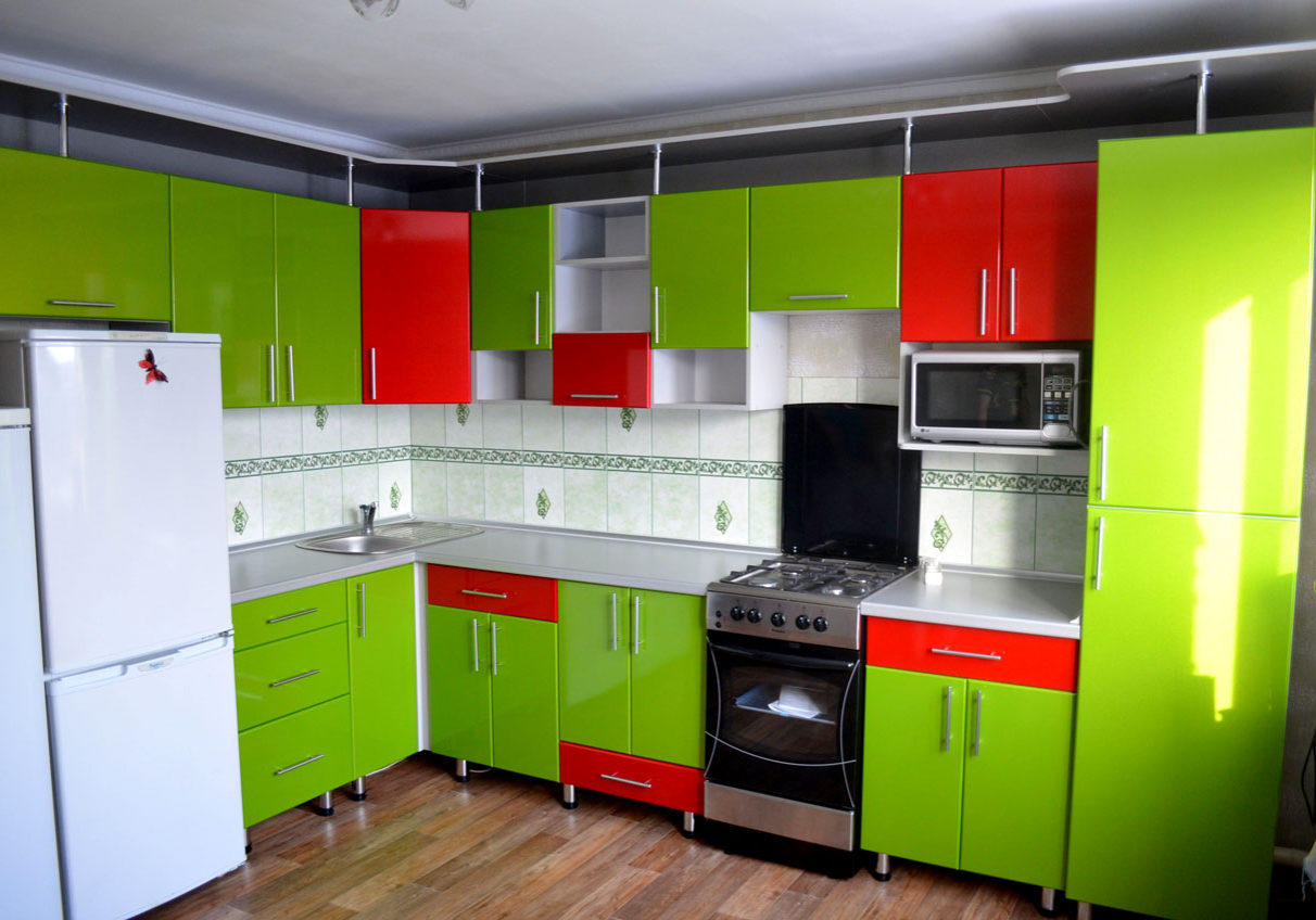 Куйбышев кухни. Зеленая кухня. Красно зеленая кухня. Кухня угловая салатовая. Кухонный гарнитур салатовый с красным.