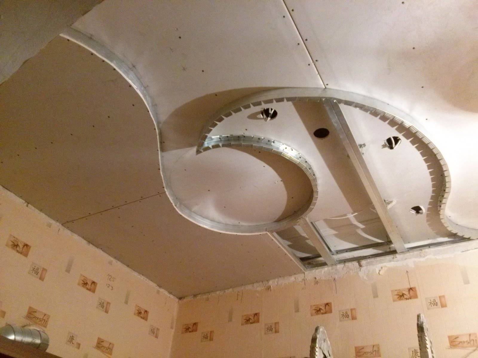 Гипсокартонные потолки своими руками: фото, схема, пошаговая инструкция, чтобы собрать и установить, и как сделать с подсветкой, шпаклевать и скрыть трещины?
