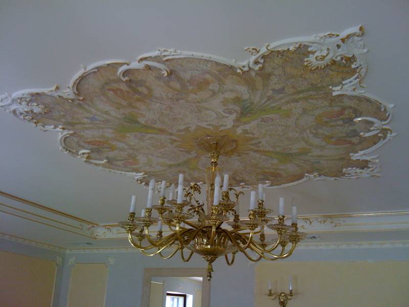 Лепнина на потолке: из полиуретана, лепка своими руками, фото декора в интерьере