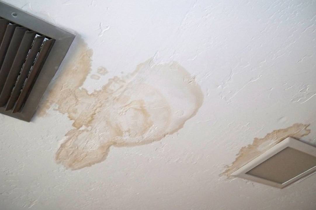 Как сделать своими руками ремонт потолка после протечки?