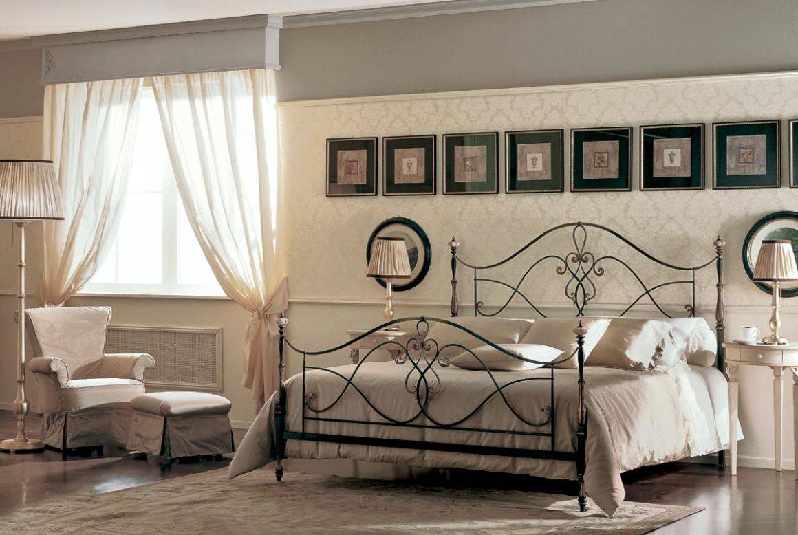 Кованая кровать в современных интерьерах