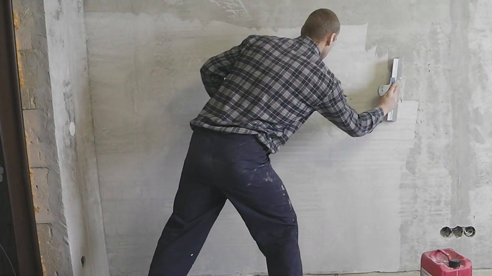 Шпаклевка стен своими руками под обои видео: финишная, как правильно шпаклевать, какая лучше для стен, какую выбрать, обои на штукатурку, видео | онлайн-журнал о ремонте и дизайне