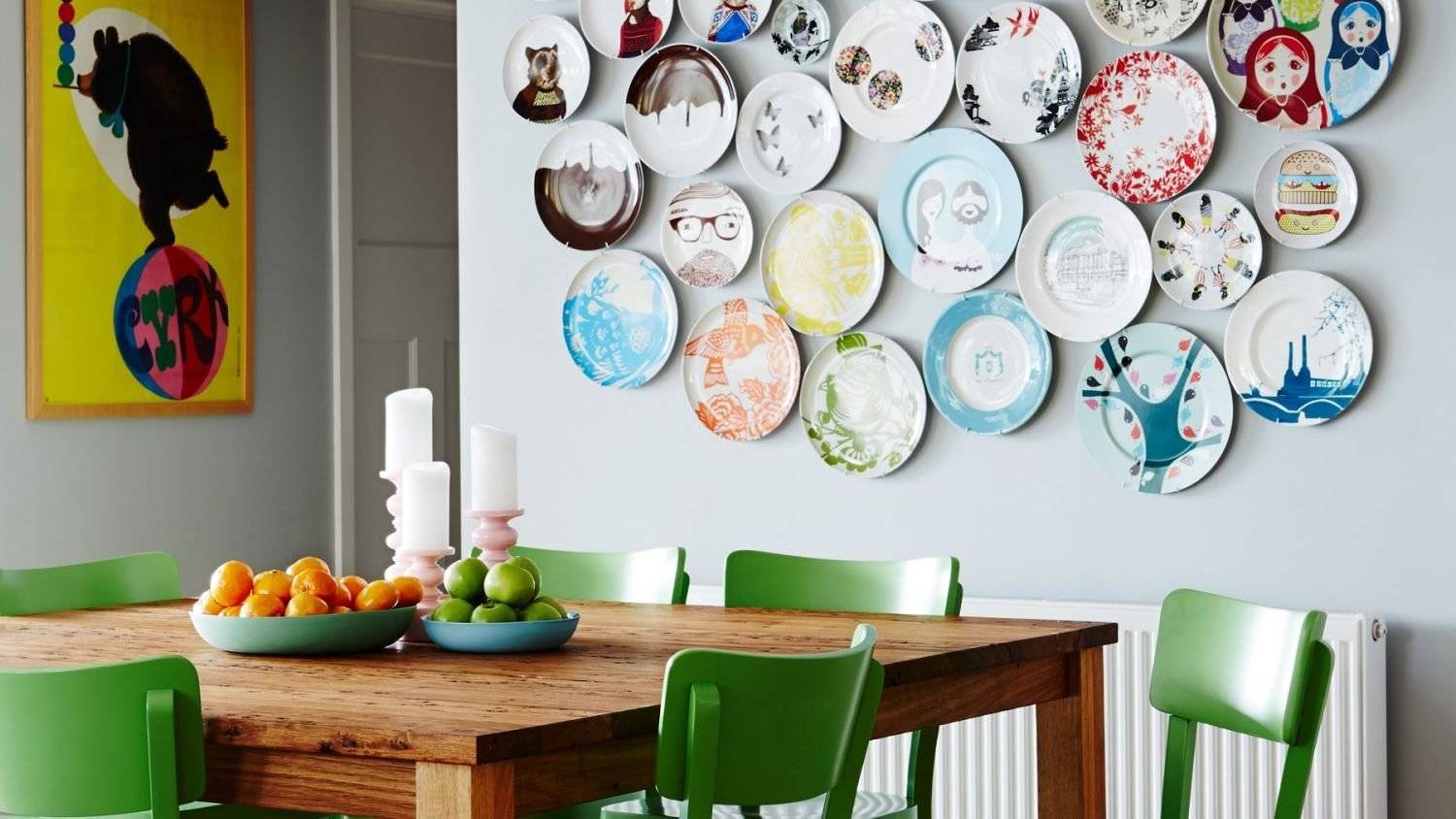 Сувениры на стену. Тарелки на стене. Настенные тарелки в интерьере. Декоративные тарелки в интерьере. Тарелочки на стену в кухне.